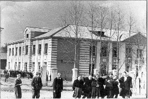 Здание интерната в селе Троицком. Дети у входа. Фото из архива Троицкого краеведческого музея.