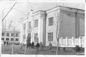 Продмаг в селе Троицком. Магазин построен в 1959 году. Фото 1960-х годов.